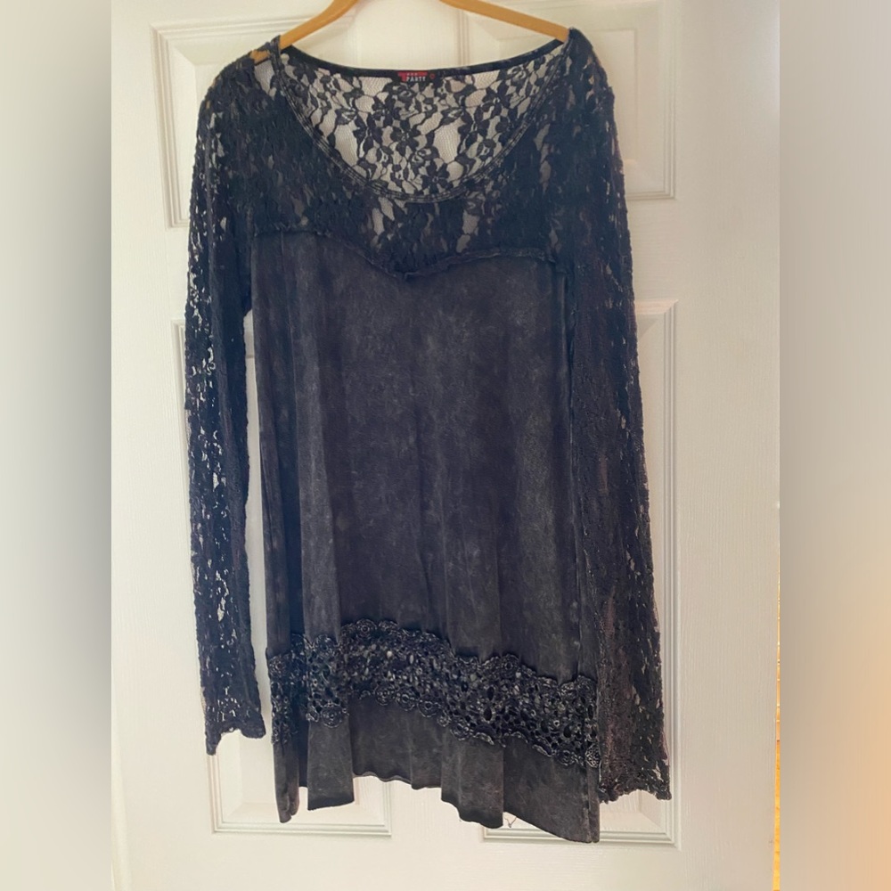 BLACK LACE TOP BY PARTY. LONG SLEEVES WITH SOFT LACE. SIZE MED.